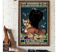 Ascigo Divertido letrero de metal con texto en inglés "They Whispered to Her You Can't Withstand The Storm" con libélula y gato, póster de estaño, cartel de metal vintage para bar, club de música