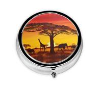 Atardecer de animales africanos. Este pequeño pastillero redondo de viaje de tres compartimentos es perfecto para almacenar medicamentos diarios, vitaminas y sobre la marcha.