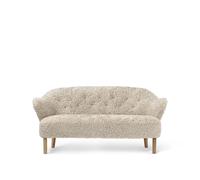 Audo Copenhagen Sofá de 2.5 plazas Ingeborg Piel de oveja moonlight. patas roble natural