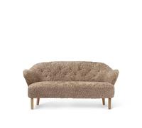 Audo Copenhagen Sofá de 2.5 plazas Ingeborg Piel de oveja sahara. patas roble natural