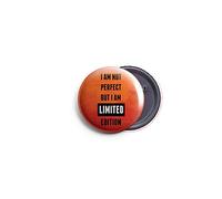 AVI - Insignia de imán individual de 58 mm de tamaño regular, color naranja con texto "I am not Perfect but I am Limited Edition Attitude Quote Metal SMR8002285, Small, Metal, No es una piedra