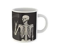 Awowee Taza de café con diseño de esqueleto humano de roca posando sobre calavera muerta, boceto de Halloween, taza de té de cerámica de 325 ml, el mejor regalo o recuerdo para familiares, amigos y