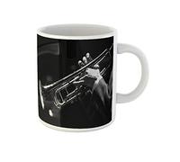 Awowee Taza de café con las manos del músico tocando la trompeta en primer plano en color negro, taza de té de cerámica de 325 ml, recuerdo para familiares, amigos, compañeros de trabajo