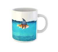 Awowee Taza de café Goldfish actuando como tiburón para aterrorizar a los enemigos, taza de té de cerámica de 325 ml, el mejor regalo o recuerdo para familiares, amigos y compañeros de trabajo