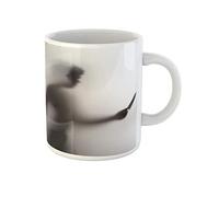 Awowee Taza de café Man Killer Knife in Her Hand Behind Screen Blurry - Taza de té de cerámica de 325 ml, el mejor regalo o recuerdo para familiares, amigos y compañeros de trabajo
