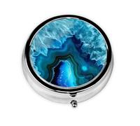 Azul aguamarina brillante. Este pequeño pastillero redondo de viaje de tres compartimentos es perfecto para almacenar medicamentos diarios, vitaminas y sobre la marcha.