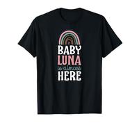 Baby Luna está casi aquí Anuncio de embarazo Boho Rainbow Camiseta