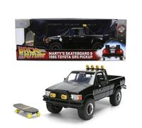 Back to the Future 1985 Toyota SR5 Pickup Truck con monopatín, modelo fundido a presión 1:24 Hollywood Rides con puertas de apertura y capó, color negro, para coleccionistas y entusiastas de 8 años en