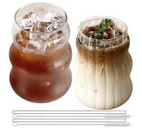 BAIFULAI Juego de 2 vasos acanalados, vasos de agua ondulados de 530 ml, vasos para latte macchiato, uno tiene rayas y uno es liso, vasos de café helado con 2 pajitas y cepillo de paja