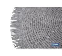 Bajoplato redondo gris con flecos, medida 38 cm, caja de 6 unidades. Diseñado para: decoración de mesas, eventos y uso diario.