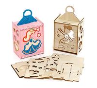 Baker Ross FE515 Kits de Linterna de Madera Cuentos de Hadas - Paquete de 4, juego de manualidades de madera para niños, actividades creativas para que los niños coloreen, decoren y exhiban