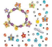 Baker Ross- Kits de pulseras con dijes de mariposas (Pack de 3), Cuentas para crear bisutería infantil- incluye cuentas, dijes y cordón elástico