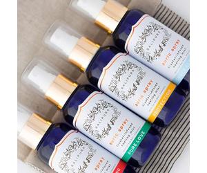 BALIPURA Set de Regalo Aura Spray con energía de Cristales y aceites Esenciales orgánicos: Amor Puro, Protección, Limpieza de Espacio y Enraizar 4 x 100 ml / 3.4 FL.oz en un Bolso de Lino