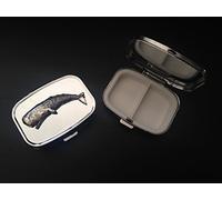 Ballena A36 hecha de peltre inglés fino en una pastilla rectangular de metal plateado de viaje