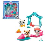 BANDAI Littlest Pet Shop Snow Day Set BF00534 Incluye 3 Mascotas, 3 Accesorios, 1 Tarjeta de coleccionista, 1 código Virtual, 1 Moto de Nieve, 1 Trineo, Generación 7 (#107,#108, #109),4 años+