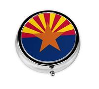 Bandera de Arizona. Este pequeño pastillero redondo es un organizador portátil de medicamentos de viaje con tres compartimentos para almacenar medicamentos diarios.