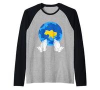 Bandera de corazón ucraniano de oración por el mundo Camiseta Manga Raglan