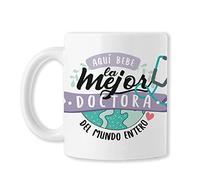 BAOBAB REGALOS Médica Taza original de café para regalar a trabajadora sanitaria con frase y dibujo, ideal desayuno. Cerámica blanca - Aquí bebe la mejor Doctora del mundo entero