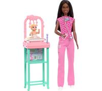 Barbie Baby Doctor con muñeca Morena de Moda con exfoliantes Rosas, 1 muñeca bebé con Accesorios y Muebles