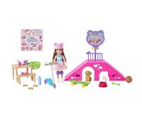 Barbie Muñeca Chelsea Parque de Skate con patinetes, mascotas y accesorios +3 años (HJY35)