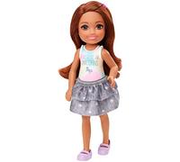 Barbie Club Chelsea Muñeca Morena con Falda y Camiseta, Juguete de Regalo para niñas y niños +3 años (Mattel GHV63)