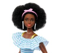 Barbie Day & Play Muñeca con Patines de Moda, Look Deportivo, Juguete +3 años (Mattel HPL77)