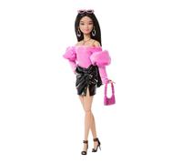 Barbie Deluxe Style Muñeca n.º 13 con Top Rosa Barbiecore de Terciopelo con Mangas abullonadas, Minifalda Negra de Vinilo, Pelo Negro, Bolso Rosa y Gafas de Sol, JJN76