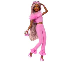 Barbie Deluxe Style Muñeca n. 4 con conjunto de moda Barbiecore rosa claro de pantalón y top con cuello de piel, pelo trenzado rubio y moreno y accesorios divertidos, HYV28