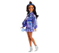 Barbie Deluxe Style Muñeca n.7 con top y falda de color azul metalizado, pelo castaño ondulado y accesorios como joyas plateadas, bolso de cristal y gafas de sol, JFP42