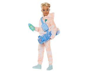 Barbie Dream Besties muñeco Ken y accesorios | Muñeco de moda con prendas extraíbles y 9 accesorios veraniegos de monopatín, +3 años, JDD75