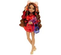 Barbie Dream Besties Teresa, Muñeca con pelo moreno ondulado, blusa con lazo y shorts rojos, mochila, auriculares y accesorios de moda, juguete regalo para niños y niñas +3 años, HYC23
