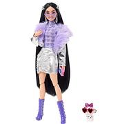 Barbie Extra Chaqueta con pelo y botas moradas Muñeca articulada con ropa metalizada, accesorios de moda y mascota, juguete +3 años, Multicolor, (Mattel HHN07)