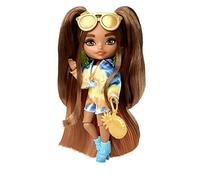 Barbie Extra Mini Conjunto Vaquero Tie-Dye Muñeca pequeña con Pelo Largo Moreno, Accesorios de Moda y Soporte, Juguete +3 años (Mattel HHF81)