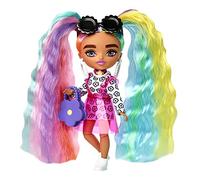 Barbie Extra Mini Vestido magaritas y coletas arcoíris Muñeca pequeña con Pelo Largo, Accesorios de Moda y Soporte, Juguete +3 años (Mattel HHF82)