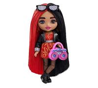 Barbie Extra Minis Conjunto Rock Muñeca pequeña con Pelo Largo Rojo y Negro y Vestido de Llamas, Accesorios de Moda y Soporte, Juguete +3 años (Mattel HKP88)