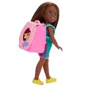 BARBIE Family & Friends Chelsea Mochila de juego para gatito Muñeca morena con accesorios, incluida una mochila con gatito, un biberón y una madeja de lana, JBF45