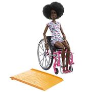 Barbie Fashionista Muñeca Morena con Silla de Ruedas, rampa y Accesorios de Moda, Juguete +3 años (Mattel HJT14)