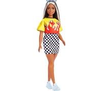 Barbie Fashionista Muñeca Pelo Blanco y Negro Curvy con Top con Llamas, Falda de Cuadros y Accesorios de Moda de Juguete (Mattel HBV13)