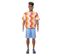 Barbie Fashionistas Ken Muñeco n. 220 con audífonos, complexión Fuerte y Camiseta con Estampado Naranja, Pantalones Cortos y Sandalias de Goma Intercambiables - para niños y niñas + 3 años, HRH23