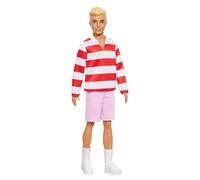 Barbie Fashionistas Ken Muñeco n. 241 rubio con un polo de rayas rojas y blancas, pantalones cortos rosas, calcetines blancos y zapatillas deportivas, HYV01