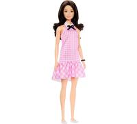 Barbie Fashionistas Muñeca n.º 224 con el pelo negro ondulado, vestido rosa de cuadros y accesorios, muñeca de moda coleccionable del 65.º aniversario, HRH21