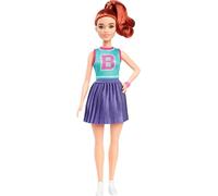 Barbie Fashionistas Muñeca n.232 con Pelo Rojo, Top Deportivo con una 'B', Falda Plisada Morada, Reloj y Zapatillas, HYT90