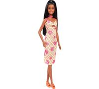 Barbie Fashionistas Muñeca número 233 con pelo negro, que lleva un vestido a media pierna a cuadros en tonos naranja y flor rosa con collar y sandalias, HYT91