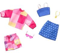 Barbie Fashions - Juego de ropa de 2 piezas, 2 trajes de muñeca incluyen falda inspirada en rosa y azul, pantalones cortos, 2 camisetas y 2 accesorios