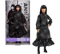 Barbie Inspiring Women - Muñeca Anna SUI Coleccionable en Traje de Vestido Negro Bohemio Chic con Botas, Gafas de Sol y Accesorio de Perfume