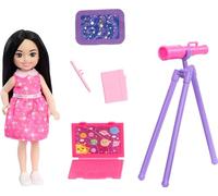 Barbie Chelsea Can Be Astronomer, muñeca pequeña morena con 5 piezas temáticas científicas, incluyendo un telescopio