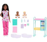 Barbie, Juguete, JMK13 | Muñeca morena con ropa quirúrgica, 2 muñecas bebés, mesa de examen y más accesorios, a partir de 3 años