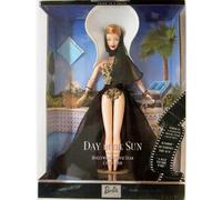 Barbie junto a la piscina