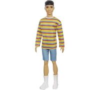 Barbie Ken Fashionista Muñeco asiático con camiseta oversized a rayas y accesorios de moda de juguete (Mattel GRB91)