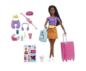 Barbie Life in the city Brooklyn de viaje Muñeca morena con maleta, mochila y accesorios, set de regalo con pegatinas, juguete +3 años (Mattel HGX55)